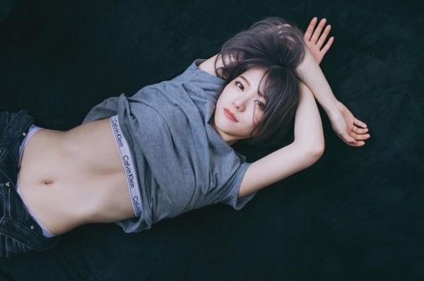 캘빈 클라인 입은 스윗 일녀