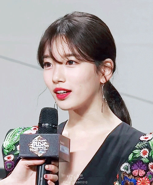 MAMA_수지_꽃_어깨_(3).gif